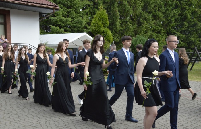 15 czerwca odbył się bal ósmoklasisty. Wieczorek pożegnalny przygotowali rodzice. Zaproszona została dyrekcja szkoły oraz nauczyciele i wychowawcy, którzy pełnili tę rolę w klasach I-III i IV-VIII. Nasi ósmoklasiści prezentowali się bardzo wytwornie i elegancko, w strojach wybranych specjalnie na ten wieczór. Uroczystego otwarcia w obecności wszystkich zebranych dokonał dyrektor szkoły Pani Agnieszka Cieklińska. Uczniowie przygotowali też bardzo wzruszające podziękowania dla swoich rodziców, nauczycieli, wychowawców i pracowników szkoły. Byliśmy też świadkami przepięknego poloneza w wykonaniu tegorocznych absolwentów przygotowanych przez Pana Marka Białogrzywego. Oprawę muzyczną podczas imprezy zapewniał profesjonalny DJ Dyzio, więc każdy mógł się bawić w rytmach największych i najbardziej popularnych przebojów. Nie zabrakło także sesji fotograficznej. Wszyscy bawili się wybornie. Z pewnością uroczystość ta pozostanie dla wszystkich miłym wspomnieniem.