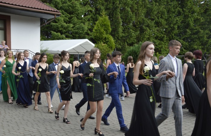 15 czerwca odbył się bal ósmoklasisty. Wieczorek pożegnalny przygotowali rodzice. Zaproszona została dyrekcja szkoły oraz nauczyciele i wychowawcy, którzy pełnili tę rolę w klasach I-III i IV-VIII. Nasi ósmoklasiści prezentowali się bardzo wytwornie i elegancko, w strojach wybranych specjalnie na ten wieczór. Uroczystego otwarcia w obecności wszystkich zebranych dokonał dyrektor szkoły Pani Agnieszka Cieklińska. Uczniowie przygotowali też bardzo wzruszające podziękowania dla swoich rodziców, nauczycieli, wychowawców i pracowników szkoły. Byliśmy też świadkami przepięknego poloneza w wykonaniu tegorocznych absolwentów przygotowanych przez Pana Marka Białogrzywego. Oprawę muzyczną podczas imprezy zapewniał profesjonalny DJ Dyzio, więc każdy mógł się bawić w rytmach największych i najbardziej popularnych przebojów. Nie zabrakło także sesji fotograficznej. Wszyscy bawili się wybornie. Z pewnością uroczystość ta pozostanie dla wszystkich miłym wspomnieniem.