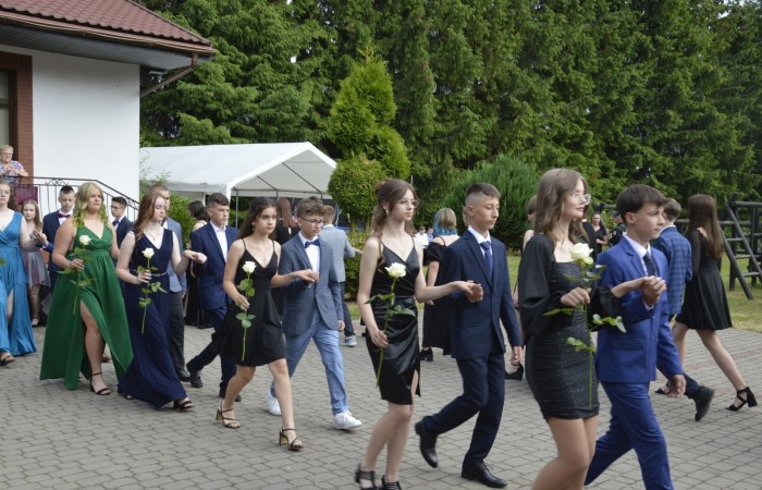 15 czerwca odbył się bal ósmoklasisty. Wieczorek pożegnalny przygotowali rodzice. Zaproszona została dyrekcja szkoły oraz nauczyciele i wychowawcy, którzy pełnili tę rolę w klasach I-III i IV-VIII. Nasi ósmoklasiści prezentowali się bardzo wytwornie i elegancko, w strojach wybranych specjalnie na ten wieczór. Uroczystego otwarcia w obecności wszystkich zebranych dokonał dyrektor szkoły Pani Agnieszka Cieklińska. Uczniowie przygotowali też bardzo wzruszające podziękowania dla swoich rodziców, nauczycieli, wychowawców i pracowników szkoły. Byliśmy też świadkami przepięknego poloneza w wykonaniu tegorocznych absolwentów przygotowanych przez Pana Marka Białogrzywego. Oprawę muzyczną podczas imprezy zapewniał profesjonalny DJ Dyzio, więc każdy mógł się bawić w rytmach największych i najbardziej popularnych przebojów. Nie zabrakło także sesji fotograficznej. Wszyscy bawili się wybornie. Z pewnością uroczystość ta pozostanie dla wszystkich miłym wspomnieniem.
