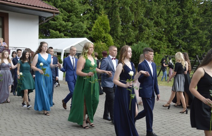 15 czerwca odbył się bal ósmoklasisty. Wieczorek pożegnalny przygotowali rodzice. Zaproszona została dyrekcja szkoły oraz nauczyciele i wychowawcy, którzy pełnili tę rolę w klasach I-III i IV-VIII. Nasi ósmoklasiści prezentowali się bardzo wytwornie i elegancko, w strojach wybranych specjalnie na ten wieczór. Uroczystego otwarcia w obecności wszystkich zebranych dokonał dyrektor szkoły Pani Agnieszka Cieklińska. Uczniowie przygotowali też bardzo wzruszające podziękowania dla swoich rodziców, nauczycieli, wychowawców i pracowników szkoły. Byliśmy też świadkami przepięknego poloneza w wykonaniu tegorocznych absolwentów przygotowanych przez Pana Marka Białogrzywego. Oprawę muzyczną podczas imprezy zapewniał profesjonalny DJ Dyzio, więc każdy mógł się bawić w rytmach największych i najbardziej popularnych przebojów. Nie zabrakło także sesji fotograficznej. Wszyscy bawili się wybornie. Z pewnością uroczystość ta pozostanie dla wszystkich miłym wspomnieniem.