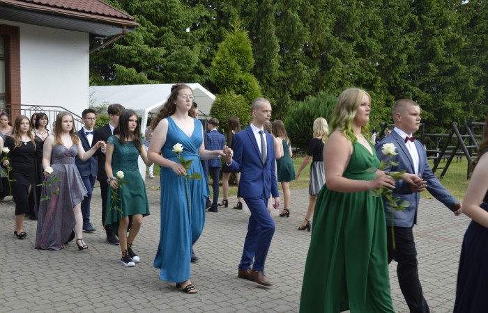 15 czerwca odbył się bal ósmoklasisty. Wieczorek pożegnalny przygotowali rodzice. Zaproszona została dyrekcja szkoły oraz nauczyciele i wychowawcy, którzy pełnili tę rolę w klasach I-III i IV-VIII. Nasi ósmoklasiści prezentowali się bardzo wytwornie i elegancko, w strojach wybranych specjalnie na ten wieczór. Uroczystego otwarcia w obecności wszystkich zebranych dokonał dyrektor szkoły Pani Agnieszka Cieklińska. Uczniowie przygotowali też bardzo wzruszające podziękowania dla swoich rodziców, nauczycieli, wychowawców i pracowników szkoły. Byliśmy też świadkami przepięknego poloneza w wykonaniu tegorocznych absolwentów przygotowanych przez Pana Marka Białogrzywego. Oprawę muzyczną podczas imprezy zapewniał profesjonalny DJ Dyzio, więc każdy mógł się bawić w rytmach największych i najbardziej popularnych przebojów. Nie zabrakło także sesji fotograficznej. Wszyscy bawili się wybornie. Z pewnością uroczystość ta pozostanie dla wszystkich miłym wspomnieniem.