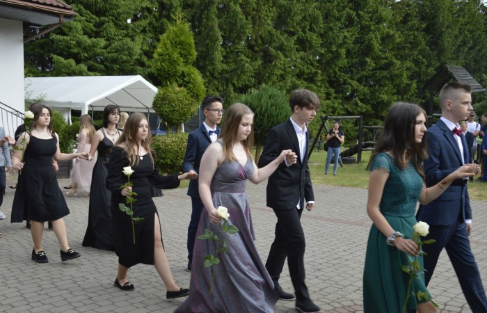 15 czerwca odbył się bal ósmoklasisty. Wieczorek pożegnalny przygotowali rodzice. Zaproszona została dyrekcja szkoły oraz nauczyciele i wychowawcy, którzy pełnili tę rolę w klasach I-III i IV-VIII. Nasi ósmoklasiści prezentowali się bardzo wytwornie i elegancko, w strojach wybranych specjalnie na ten wieczór. Uroczystego otwarcia w obecności wszystkich zebranych dokonał dyrektor szkoły Pani Agnieszka Cieklińska. Uczniowie przygotowali też bardzo wzruszające podziękowania dla swoich rodziców, nauczycieli, wychowawców i pracowników szkoły. Byliśmy też świadkami przepięknego poloneza w wykonaniu tegorocznych absolwentów przygotowanych przez Pana Marka Białogrzywego. Oprawę muzyczną podczas imprezy zapewniał profesjonalny DJ Dyzio, więc każdy mógł się bawić w rytmach największych i najbardziej popularnych przebojów. Nie zabrakło także sesji fotograficznej. Wszyscy bawili się wybornie. Z pewnością uroczystość ta pozostanie dla wszystkich miłym wspomnieniem.