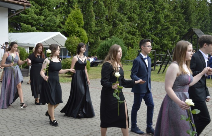 15 czerwca odbył się bal ósmoklasisty. Wieczorek pożegnalny przygotowali rodzice. Zaproszona została dyrekcja szkoły oraz nauczyciele i wychowawcy, którzy pełnili tę rolę w klasach I-III i IV-VIII. Nasi ósmoklasiści prezentowali się bardzo wytwornie i elegancko, w strojach wybranych specjalnie na ten wieczór. Uroczystego otwarcia w obecności wszystkich zebranych dokonał dyrektor szkoły Pani Agnieszka Cieklińska. Uczniowie przygotowali też bardzo wzruszające podziękowania dla swoich rodziców, nauczycieli, wychowawców i pracowników szkoły. Byliśmy też świadkami przepięknego poloneza w wykonaniu tegorocznych absolwentów przygotowanych przez Pana Marka Białogrzywego. Oprawę muzyczną podczas imprezy zapewniał profesjonalny DJ Dyzio, więc każdy mógł się bawić w rytmach największych i najbardziej popularnych przebojów. Nie zabrakło także sesji fotograficznej. Wszyscy bawili się wybornie. Z pewnością uroczystość ta pozostanie dla wszystkich miłym wspomnieniem.