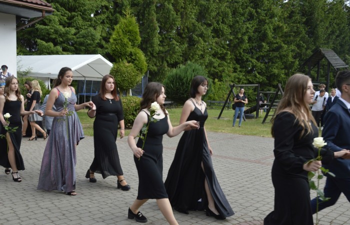 15 czerwca odbył się bal ósmoklasisty. Wieczorek pożegnalny przygotowali rodzice. Zaproszona została dyrekcja szkoły oraz nauczyciele i wychowawcy, którzy pełnili tę rolę w klasach I-III i IV-VIII. Nasi ósmoklasiści prezentowali się bardzo wytwornie i elegancko, w strojach wybranych specjalnie na ten wieczór. Uroczystego otwarcia w obecności wszystkich zebranych dokonał dyrektor szkoły Pani Agnieszka Cieklińska. Uczniowie przygotowali też bardzo wzruszające podziękowania dla swoich rodziców, nauczycieli, wychowawców i pracowników szkoły. Byliśmy też świadkami przepięknego poloneza w wykonaniu tegorocznych absolwentów przygotowanych przez Pana Marka Białogrzywego. Oprawę muzyczną podczas imprezy zapewniał profesjonalny DJ Dyzio, więc każdy mógł się bawić w rytmach największych i najbardziej popularnych przebojów. Nie zabrakło także sesji fotograficznej. Wszyscy bawili się wybornie. Z pewnością uroczystość ta pozostanie dla wszystkich miłym wspomnieniem.