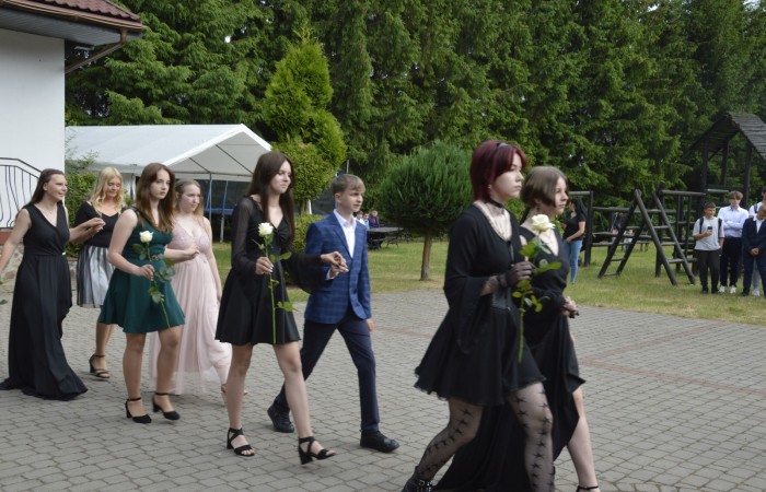 15 czerwca odbył się bal ósmoklasisty. Wieczorek pożegnalny przygotowali rodzice. Zaproszona została dyrekcja szkoły oraz nauczyciele i wychowawcy, którzy pełnili tę rolę w klasach I-III i IV-VIII. Nasi ósmoklasiści prezentowali się bardzo wytwornie i elegancko, w strojach wybranych specjalnie na ten wieczór. Uroczystego otwarcia w obecności wszystkich zebranych dokonał dyrektor szkoły Pani Agnieszka Cieklińska. Uczniowie przygotowali też bardzo wzruszające podziękowania dla swoich rodziców, nauczycieli, wychowawców i pracowników szkoły. Byliśmy też świadkami przepięknego poloneza w wykonaniu tegorocznych absolwentów przygotowanych przez Pana Marka Białogrzywego. Oprawę muzyczną podczas imprezy zapewniał profesjonalny DJ Dyzio, więc każdy mógł się bawić w rytmach największych i najbardziej popularnych przebojów. Nie zabrakło także sesji fotograficznej. Wszyscy bawili się wybornie. Z pewnością uroczystość ta pozostanie dla wszystkich miłym wspomnieniem.