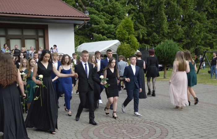 15 czerwca odbył się bal ósmoklasisty. Wieczorek pożegnalny przygotowali rodzice. Zaproszona została dyrekcja szkoły oraz nauczyciele i wychowawcy, którzy pełnili tę rolę w klasach I-III i IV-VIII. Nasi ósmoklasiści prezentowali się bardzo wytwornie i elegancko, w strojach wybranych specjalnie na ten wieczór. Uroczystego otwarcia w obecności wszystkich zebranych dokonał dyrektor szkoły Pani Agnieszka Cieklińska. Uczniowie przygotowali też bardzo wzruszające podziękowania dla swoich rodziców, nauczycieli, wychowawców i pracowników szkoły. Byliśmy też świadkami przepięknego poloneza w wykonaniu tegorocznych absolwentów przygotowanych przez Pana Marka Białogrzywego. Oprawę muzyczną podczas imprezy zapewniał profesjonalny DJ Dyzio, więc każdy mógł się bawić w rytmach największych i najbardziej popularnych przebojów. Nie zabrakło także sesji fotograficznej. Wszyscy bawili się wybornie. Z pewnością uroczystość ta pozostanie dla wszystkich miłym wspomnieniem.