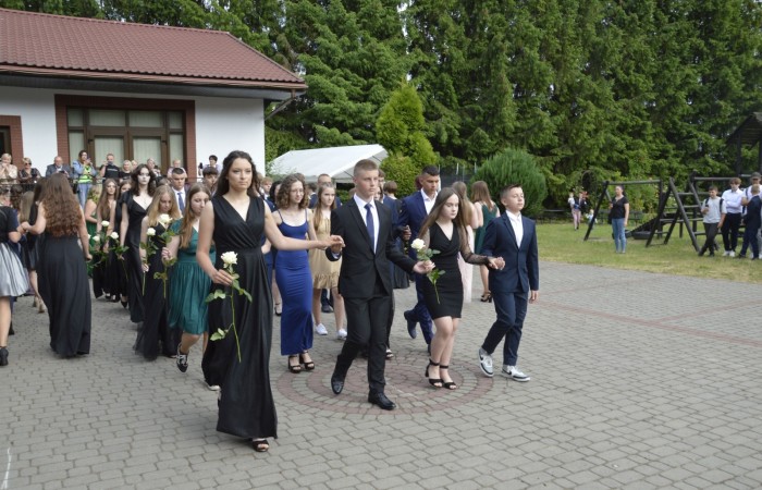 15 czerwca odbył się bal ósmoklasisty. Wieczorek pożegnalny przygotowali rodzice. Zaproszona została dyrekcja szkoły oraz nauczyciele i wychowawcy, którzy pełnili tę rolę w klasach I-III i IV-VIII. Nasi ósmoklasiści prezentowali się bardzo wytwornie i elegancko, w strojach wybranych specjalnie na ten wieczór. Uroczystego otwarcia w obecności wszystkich zebranych dokonał dyrektor szkoły Pani Agnieszka Cieklińska. Uczniowie przygotowali też bardzo wzruszające podziękowania dla swoich rodziców, nauczycieli, wychowawców i pracowników szkoły. Byliśmy też świadkami przepięknego poloneza w wykonaniu tegorocznych absolwentów przygotowanych przez Pana Marka Białogrzywego. Oprawę muzyczną podczas imprezy zapewniał profesjonalny DJ Dyzio, więc każdy mógł się bawić w rytmach największych i najbardziej popularnych przebojów. Nie zabrakło także sesji fotograficznej. Wszyscy bawili się wybornie. Z pewnością uroczystość ta pozostanie dla wszystkich miłym wspomnieniem.