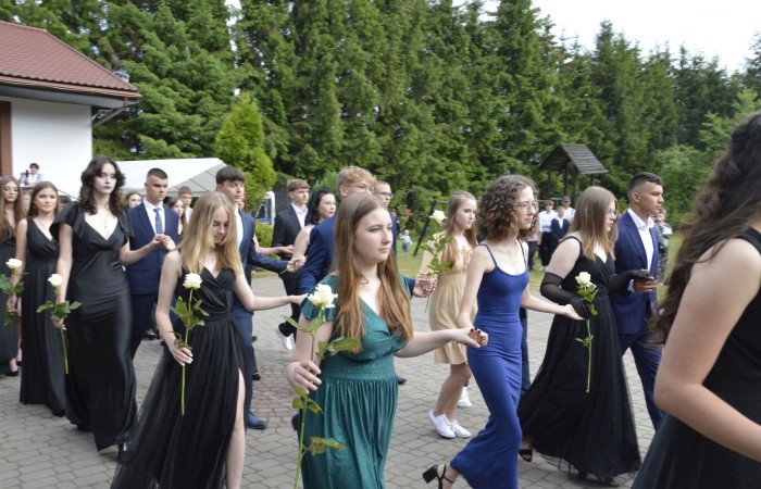 15 czerwca odbył się bal ósmoklasisty. Wieczorek pożegnalny przygotowali rodzice. Zaproszona została dyrekcja szkoły oraz nauczyciele i wychowawcy, którzy pełnili tę rolę w klasach I-III i IV-VIII. Nasi ósmoklasiści prezentowali się bardzo wytwornie i elegancko, w strojach wybranych specjalnie na ten wieczór. Uroczystego otwarcia w obecności wszystkich zebranych dokonał dyrektor szkoły Pani Agnieszka Cieklińska. Uczniowie przygotowali też bardzo wzruszające podziękowania dla swoich rodziców, nauczycieli, wychowawców i pracowników szkoły. Byliśmy też świadkami przepięknego poloneza w wykonaniu tegorocznych absolwentów przygotowanych przez Pana Marka Białogrzywego. Oprawę muzyczną podczas imprezy zapewniał profesjonalny DJ Dyzio, więc każdy mógł się bawić w rytmach największych i najbardziej popularnych przebojów. Nie zabrakło także sesji fotograficznej. Wszyscy bawili się wybornie. Z pewnością uroczystość ta pozostanie dla wszystkich miłym wspomnieniem.