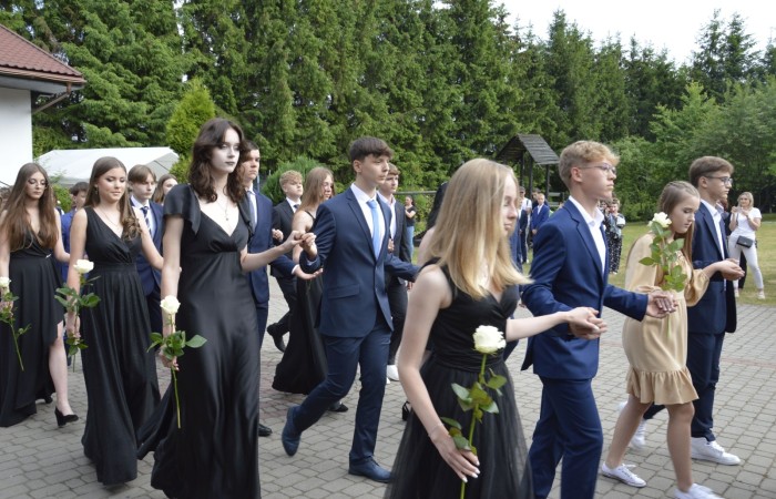 15 czerwca odbył się bal ósmoklasisty. Wieczorek pożegnalny przygotowali rodzice. Zaproszona została dyrekcja szkoły oraz nauczyciele i wychowawcy, którzy pełnili tę rolę w klasach I-III i IV-VIII. Nasi ósmoklasiści prezentowali się bardzo wytwornie i elegancko, w strojach wybranych specjalnie na ten wieczór. Uroczystego otwarcia w obecności wszystkich zebranych dokonał dyrektor szkoły Pani Agnieszka Cieklińska. Uczniowie przygotowali też bardzo wzruszające podziękowania dla swoich rodziców, nauczycieli, wychowawców i pracowników szkoły. Byliśmy też świadkami przepięknego poloneza w wykonaniu tegorocznych absolwentów przygotowanych przez Pana Marka Białogrzywego. Oprawę muzyczną podczas imprezy zapewniał profesjonalny DJ Dyzio, więc każdy mógł się bawić w rytmach największych i najbardziej popularnych przebojów. Nie zabrakło także sesji fotograficznej. Wszyscy bawili się wybornie. Z pewnością uroczystość ta pozostanie dla wszystkich miłym wspomnieniem.