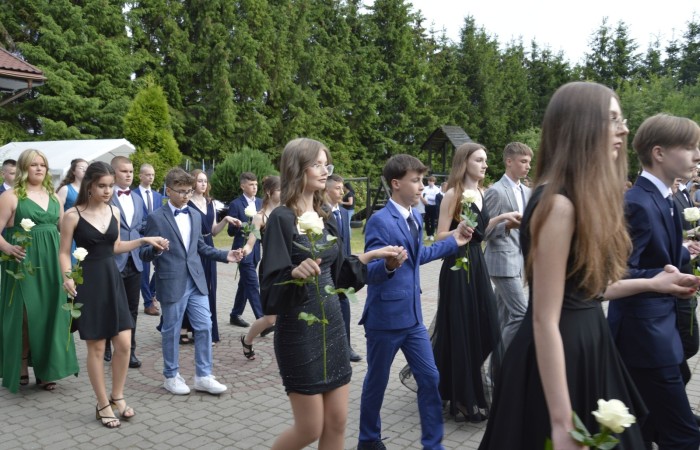 15 czerwca odbył się bal ósmoklasisty. Wieczorek pożegnalny przygotowali rodzice. Zaproszona została dyrekcja szkoły oraz nauczyciele i wychowawcy, którzy pełnili tę rolę w klasach I-III i IV-VIII. Nasi ósmoklasiści prezentowali się bardzo wytwornie i elegancko, w strojach wybranych specjalnie na ten wieczór. Uroczystego otwarcia w obecności wszystkich zebranych dokonał dyrektor szkoły Pani Agnieszka Cieklińska. Uczniowie przygotowali też bardzo wzruszające podziękowania dla swoich rodziców, nauczycieli, wychowawców i pracowników szkoły. Byliśmy też świadkami przepięknego poloneza w wykonaniu tegorocznych absolwentów przygotowanych przez Pana Marka Białogrzywego. Oprawę muzyczną podczas imprezy zapewniał profesjonalny DJ Dyzio, więc każdy mógł się bawić w rytmach największych i najbardziej popularnych przebojów. Nie zabrakło także sesji fotograficznej. Wszyscy bawili się wybornie. Z pewnością uroczystość ta pozostanie dla wszystkich miłym wspomnieniem.