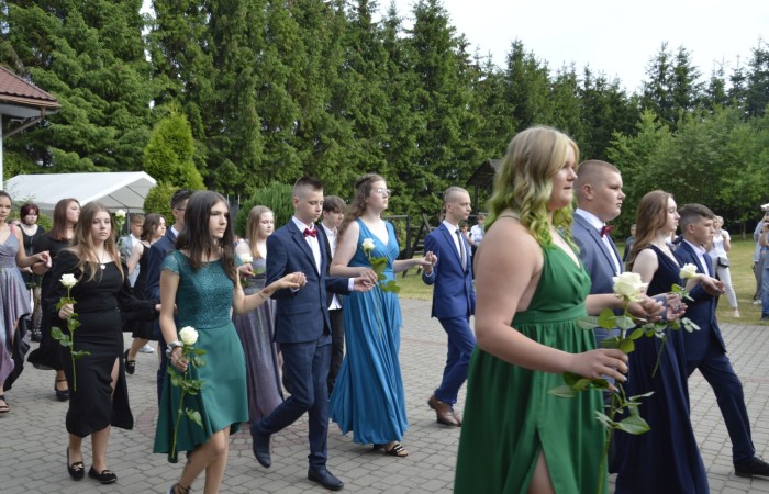15 czerwca odbył się bal ósmoklasisty. Wieczorek pożegnalny przygotowali rodzice. Zaproszona została dyrekcja szkoły oraz nauczyciele i wychowawcy, którzy pełnili tę rolę w klasach I-III i IV-VIII. Nasi ósmoklasiści prezentowali się bardzo wytwornie i elegancko, w strojach wybranych specjalnie na ten wieczór. Uroczystego otwarcia w obecności wszystkich zebranych dokonał dyrektor szkoły Pani Agnieszka Cieklińska. Uczniowie przygotowali też bardzo wzruszające podziękowania dla swoich rodziców, nauczycieli, wychowawców i pracowników szkoły. Byliśmy też świadkami przepięknego poloneza w wykonaniu tegorocznych absolwentów przygotowanych przez Pana Marka Białogrzywego. Oprawę muzyczną podczas imprezy zapewniał profesjonalny DJ Dyzio, więc każdy mógł się bawić w rytmach największych i najbardziej popularnych przebojów. Nie zabrakło także sesji fotograficznej. Wszyscy bawili się wybornie. Z pewnością uroczystość ta pozostanie dla wszystkich miłym wspomnieniem.