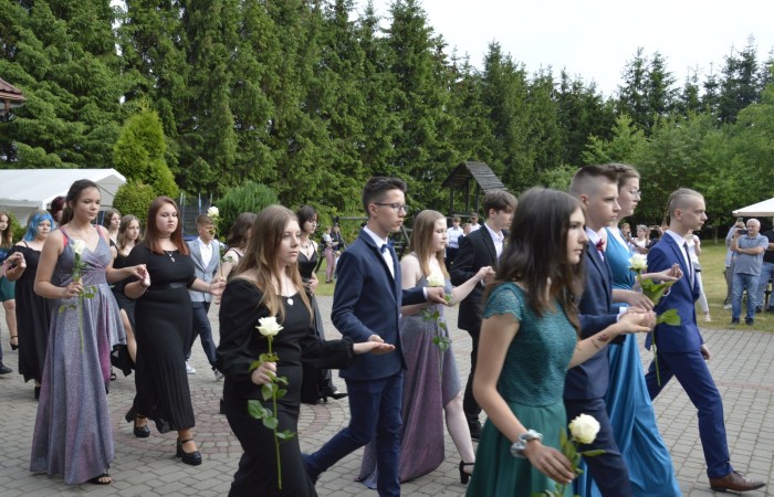 15 czerwca odbył się bal ósmoklasisty. Wieczorek pożegnalny przygotowali rodzice. Zaproszona została dyrekcja szkoły oraz nauczyciele i wychowawcy, którzy pełnili tę rolę w klasach I-III i IV-VIII. Nasi ósmoklasiści prezentowali się bardzo wytwornie i elegancko, w strojach wybranych specjalnie na ten wieczór. Uroczystego otwarcia w obecności wszystkich zebranych dokonał dyrektor szkoły Pani Agnieszka Cieklińska. Uczniowie przygotowali też bardzo wzruszające podziękowania dla swoich rodziców, nauczycieli, wychowawców i pracowników szkoły. Byliśmy też świadkami przepięknego poloneza w wykonaniu tegorocznych absolwentów przygotowanych przez Pana Marka Białogrzywego. Oprawę muzyczną podczas imprezy zapewniał profesjonalny DJ Dyzio, więc każdy mógł się bawić w rytmach największych i najbardziej popularnych przebojów. Nie zabrakło także sesji fotograficznej. Wszyscy bawili się wybornie. Z pewnością uroczystość ta pozostanie dla wszystkich miłym wspomnieniem.