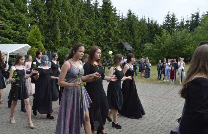 15 czerwca odbył się bal ósmoklasisty. Wieczorek pożegnalny przygotowali rodzice. Zaproszona została dyrekcja szkoły oraz nauczyciele i wychowawcy, którzy pełnili tę rolę w klasach I-III i IV-VIII. Nasi ósmoklasiści prezentowali się bardzo wytwornie i elegancko, w strojach wybranych specjalnie na ten wieczór. Uroczystego otwarcia w obecności wszystkich zebranych dokonał dyrektor szkoły Pani Agnieszka Cieklińska. Uczniowie przygotowali też bardzo wzruszające podziękowania dla swoich rodziców, nauczycieli, wychowawców i pracowników szkoły. Byliśmy też świadkami przepięknego poloneza w wykonaniu tegorocznych absolwentów przygotowanych przez Pana Marka Białogrzywego. Oprawę muzyczną podczas imprezy zapewniał profesjonalny DJ Dyzio, więc każdy mógł się bawić w rytmach największych i najbardziej popularnych przebojów. Nie zabrakło także sesji fotograficznej. Wszyscy bawili się wybornie. Z pewnością uroczystość ta pozostanie dla wszystkich miłym wspomnieniem.