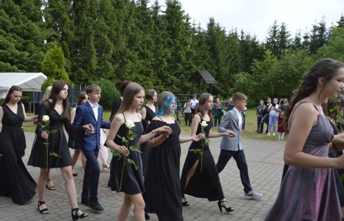 15 czerwca odbył się bal ósmoklasisty. Wieczorek pożegnalny przygotowali rodzice. Zaproszona została dyrekcja szkoły oraz nauczyciele i wychowawcy, którzy pełnili tę rolę w klasach I-III i IV-VIII. Nasi ósmoklasiści prezentowali się bardzo wytwornie i elegancko, w strojach wybranych specjalnie na ten wieczór. Uroczystego otwarcia w obecności wszystkich zebranych dokonał dyrektor szkoły Pani Agnieszka Cieklińska. Uczniowie przygotowali też bardzo wzruszające podziękowania dla swoich rodziców, nauczycieli, wychowawców i pracowników szkoły. Byliśmy też świadkami przepięknego poloneza w wykonaniu tegorocznych absolwentów przygotowanych przez Pana Marka Białogrzywego. Oprawę muzyczną podczas imprezy zapewniał profesjonalny DJ Dyzio, więc każdy mógł się bawić w rytmach największych i najbardziej popularnych przebojów. Nie zabrakło także sesji fotograficznej. Wszyscy bawili się wybornie. Z pewnością uroczystość ta pozostanie dla wszystkich miłym wspomnieniem.