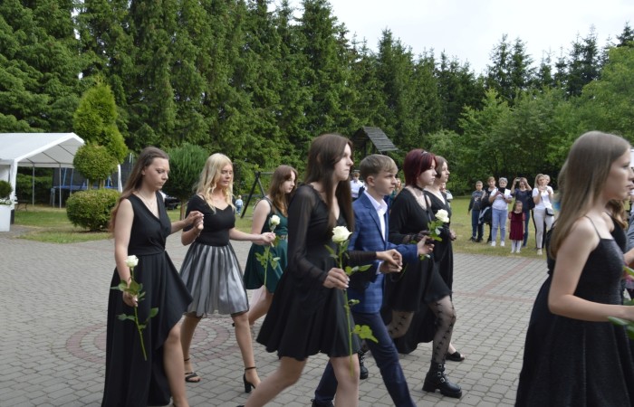 15 czerwca odbył się bal ósmoklasisty. Wieczorek pożegnalny przygotowali rodzice. Zaproszona została dyrekcja szkoły oraz nauczyciele i wychowawcy, którzy pełnili tę rolę w klasach I-III i IV-VIII. Nasi ósmoklasiści prezentowali się bardzo wytwornie i elegancko, w strojach wybranych specjalnie na ten wieczór. Uroczystego otwarcia w obecności wszystkich zebranych dokonał dyrektor szkoły Pani Agnieszka Cieklińska. Uczniowie przygotowali też bardzo wzruszające podziękowania dla swoich rodziców, nauczycieli, wychowawców i pracowników szkoły. Byliśmy też świadkami przepięknego poloneza w wykonaniu tegorocznych absolwentów przygotowanych przez Pana Marka Białogrzywego. Oprawę muzyczną podczas imprezy zapewniał profesjonalny DJ Dyzio, więc każdy mógł się bawić w rytmach największych i najbardziej popularnych przebojów. Nie zabrakło także sesji fotograficznej. Wszyscy bawili się wybornie. Z pewnością uroczystość ta pozostanie dla wszystkich miłym wspomnieniem.