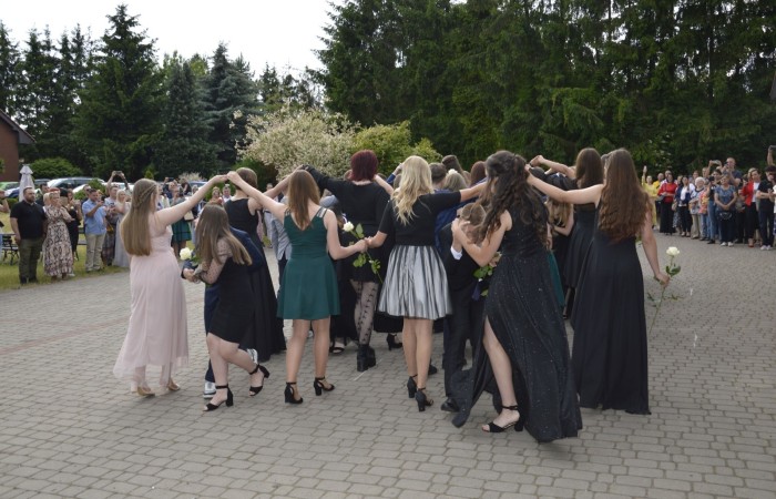 15 czerwca odbył się bal ósmoklasisty. Wieczorek pożegnalny przygotowali rodzice. Zaproszona została dyrekcja szkoły oraz nauczyciele i wychowawcy, którzy pełnili tę rolę w klasach I-III i IV-VIII. Nasi ósmoklasiści prezentowali się bardzo wytwornie i elegancko, w strojach wybranych specjalnie na ten wieczór. Uroczystego otwarcia w obecności wszystkich zebranych dokonał dyrektor szkoły Pani Agnieszka Cieklińska. Uczniowie przygotowali też bardzo wzruszające podziękowania dla swoich rodziców, nauczycieli, wychowawców i pracowników szkoły. Byliśmy też świadkami przepięknego poloneza w wykonaniu tegorocznych absolwentów przygotowanych przez Pana Marka Białogrzywego. Oprawę muzyczną podczas imprezy zapewniał profesjonalny DJ Dyzio, więc każdy mógł się bawić w rytmach największych i najbardziej popularnych przebojów. Nie zabrakło także sesji fotograficznej. Wszyscy bawili się wybornie. Z pewnością uroczystość ta pozostanie dla wszystkich miłym wspomnieniem.