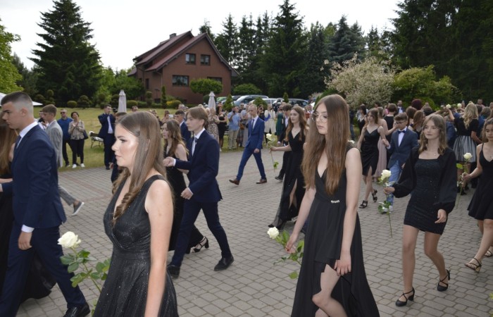 15 czerwca odbył się bal ósmoklasisty. Wieczorek pożegnalny przygotowali rodzice. Zaproszona została dyrekcja szkoły oraz nauczyciele i wychowawcy, którzy pełnili tę rolę w klasach I-III i IV-VIII. Nasi ósmoklasiści prezentowali się bardzo wytwornie i elegancko, w strojach wybranych specjalnie na ten wieczór. Uroczystego otwarcia w obecności wszystkich zebranych dokonał dyrektor szkoły Pani Agnieszka Cieklińska. Uczniowie przygotowali też bardzo wzruszające podziękowania dla swoich rodziców, nauczycieli, wychowawców i pracowników szkoły. Byliśmy też świadkami przepięknego poloneza w wykonaniu tegorocznych absolwentów przygotowanych przez Pana Marka Białogrzywego. Oprawę muzyczną podczas imprezy zapewniał profesjonalny DJ Dyzio, więc każdy mógł się bawić w rytmach największych i najbardziej popularnych przebojów. Nie zabrakło także sesji fotograficznej. Wszyscy bawili się wybornie. Z pewnością uroczystość ta pozostanie dla wszystkich miłym wspomnieniem.