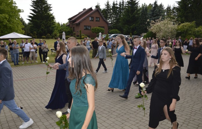 15 czerwca odbył się bal ósmoklasisty. Wieczorek pożegnalny przygotowali rodzice. Zaproszona została dyrekcja szkoły oraz nauczyciele i wychowawcy, którzy pełnili tę rolę w klasach I-III i IV-VIII. Nasi ósmoklasiści prezentowali się bardzo wytwornie i elegancko, w strojach wybranych specjalnie na ten wieczór. Uroczystego otwarcia w obecności wszystkich zebranych dokonał dyrektor szkoły Pani Agnieszka Cieklińska. Uczniowie przygotowali też bardzo wzruszające podziękowania dla swoich rodziców, nauczycieli, wychowawców i pracowników szkoły. Byliśmy też świadkami przepięknego poloneza w wykonaniu tegorocznych absolwentów przygotowanych przez Pana Marka Białogrzywego. Oprawę muzyczną podczas imprezy zapewniał profesjonalny DJ Dyzio, więc każdy mógł się bawić w rytmach największych i najbardziej popularnych przebojów. Nie zabrakło także sesji fotograficznej. Wszyscy bawili się wybornie. Z pewnością uroczystość ta pozostanie dla wszystkich miłym wspomnieniem.