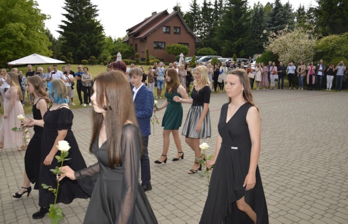 15 czerwca odbył się bal ósmoklasisty. Wieczorek pożegnalny przygotowali rodzice. Zaproszona została dyrekcja szkoły oraz nauczyciele i wychowawcy, którzy pełnili tę rolę w klasach I-III i IV-VIII. Nasi ósmoklasiści prezentowali się bardzo wytwornie i elegancko, w strojach wybranych specjalnie na ten wieczór. Uroczystego otwarcia w obecności wszystkich zebranych dokonał dyrektor szkoły Pani Agnieszka Cieklińska. Uczniowie przygotowali też bardzo wzruszające podziękowania dla swoich rodziców, nauczycieli, wychowawców i pracowników szkoły. Byliśmy też świadkami przepięknego poloneza w wykonaniu tegorocznych absolwentów przygotowanych przez Pana Marka Białogrzywego. Oprawę muzyczną podczas imprezy zapewniał profesjonalny DJ Dyzio, więc każdy mógł się bawić w rytmach największych i najbardziej popularnych przebojów. Nie zabrakło także sesji fotograficznej. Wszyscy bawili się wybornie. Z pewnością uroczystość ta pozostanie dla wszystkich miłym wspomnieniem.