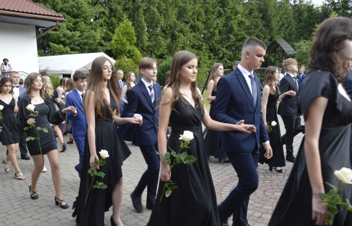 15 czerwca odbył się bal ósmoklasisty. Wieczorek pożegnalny przygotowali rodzice. Zaproszona została dyrekcja szkoły oraz nauczyciele i wychowawcy, którzy pełnili tę rolę w klasach I-III i IV-VIII. Nasi ósmoklasiści prezentowali się bardzo wytwornie i elegancko, w strojach wybranych specjalnie na ten wieczór. Uroczystego otwarcia w obecności wszystkich zebranych dokonał dyrektor szkoły Pani Agnieszka Cieklińska. Uczniowie przygotowali też bardzo wzruszające podziękowania dla swoich rodziców, nauczycieli, wychowawców i pracowników szkoły. Byliśmy też świadkami przepięknego poloneza w wykonaniu tegorocznych absolwentów przygotowanych przez Pana Marka Białogrzywego. Oprawę muzyczną podczas imprezy zapewniał profesjonalny DJ Dyzio, więc każdy mógł się bawić w rytmach największych i najbardziej popularnych przebojów. Nie zabrakło także sesji fotograficznej. Wszyscy bawili się wybornie. Z pewnością uroczystość ta pozostanie dla wszystkich miłym wspomnieniem.