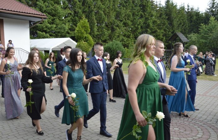 15 czerwca odbył się bal ósmoklasisty. Wieczorek pożegnalny przygotowali rodzice. Zaproszona została dyrekcja szkoły oraz nauczyciele i wychowawcy, którzy pełnili tę rolę w klasach I-III i IV-VIII. Nasi ósmoklasiści prezentowali się bardzo wytwornie i elegancko, w strojach wybranych specjalnie na ten wieczór. Uroczystego otwarcia w obecności wszystkich zebranych dokonał dyrektor szkoły Pani Agnieszka Cieklińska. Uczniowie przygotowali też bardzo wzruszające podziękowania dla swoich rodziców, nauczycieli, wychowawców i pracowników szkoły. Byliśmy też świadkami przepięknego poloneza w wykonaniu tegorocznych absolwentów przygotowanych przez Pana Marka Białogrzywego. Oprawę muzyczną podczas imprezy zapewniał profesjonalny DJ Dyzio, więc każdy mógł się bawić w rytmach największych i najbardziej popularnych przebojów. Nie zabrakło także sesji fotograficznej. Wszyscy bawili się wybornie. Z pewnością uroczystość ta pozostanie dla wszystkich miłym wspomnieniem.