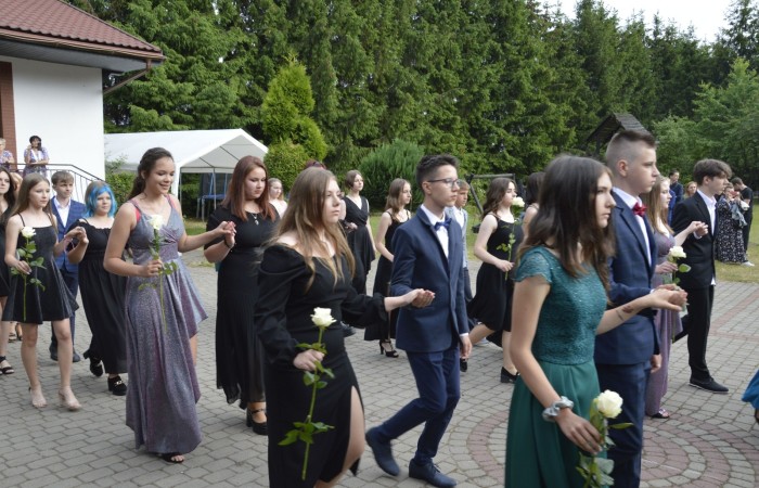 15 czerwca odbył się bal ósmoklasisty. Wieczorek pożegnalny przygotowali rodzice. Zaproszona została dyrekcja szkoły oraz nauczyciele i wychowawcy, którzy pełnili tę rolę w klasach I-III i IV-VIII. Nasi ósmoklasiści prezentowali się bardzo wytwornie i elegancko, w strojach wybranych specjalnie na ten wieczór. Uroczystego otwarcia w obecności wszystkich zebranych dokonał dyrektor szkoły Pani Agnieszka Cieklińska. Uczniowie przygotowali też bardzo wzruszające podziękowania dla swoich rodziców, nauczycieli, wychowawców i pracowników szkoły. Byliśmy też świadkami przepięknego poloneza w wykonaniu tegorocznych absolwentów przygotowanych przez Pana Marka Białogrzywego. Oprawę muzyczną podczas imprezy zapewniał profesjonalny DJ Dyzio, więc każdy mógł się bawić w rytmach największych i najbardziej popularnych przebojów. Nie zabrakło także sesji fotograficznej. Wszyscy bawili się wybornie. Z pewnością uroczystość ta pozostanie dla wszystkich miłym wspomnieniem.