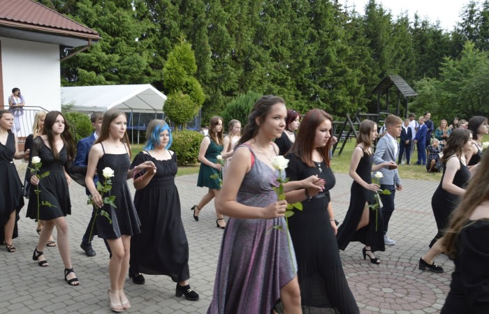 15 czerwca odbył się bal ósmoklasisty. Wieczorek pożegnalny przygotowali rodzice. Zaproszona została dyrekcja szkoły oraz nauczyciele i wychowawcy, którzy pełnili tę rolę w klasach I-III i IV-VIII. Nasi ósmoklasiści prezentowali się bardzo wytwornie i elegancko, w strojach wybranych specjalnie na ten wieczór. Uroczystego otwarcia w obecności wszystkich zebranych dokonał dyrektor szkoły Pani Agnieszka Cieklińska. Uczniowie przygotowali też bardzo wzruszające podziękowania dla swoich rodziców, nauczycieli, wychowawców i pracowników szkoły. Byliśmy też świadkami przepięknego poloneza w wykonaniu tegorocznych absolwentów przygotowanych przez Pana Marka Białogrzywego. Oprawę muzyczną podczas imprezy zapewniał profesjonalny DJ Dyzio, więc każdy mógł się bawić w rytmach największych i najbardziej popularnych przebojów. Nie zabrakło także sesji fotograficznej. Wszyscy bawili się wybornie. Z pewnością uroczystość ta pozostanie dla wszystkich miłym wspomnieniem.