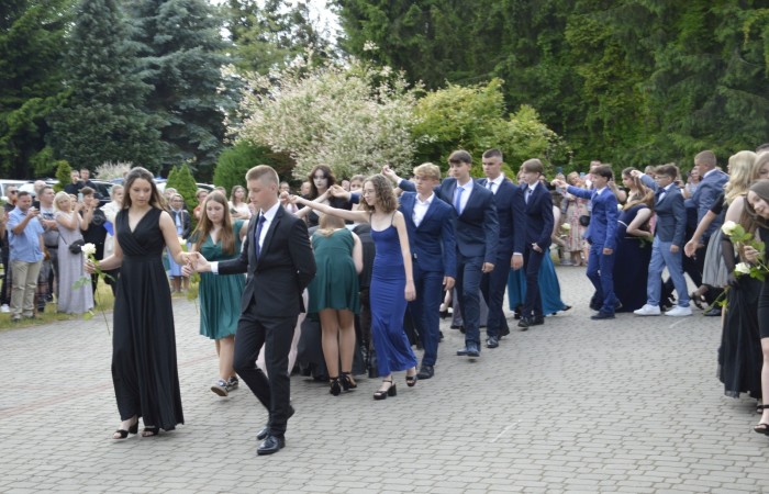 15 czerwca odbył się bal ósmoklasisty. Wieczorek pożegnalny przygotowali rodzice. Zaproszona została dyrekcja szkoły oraz nauczyciele i wychowawcy, którzy pełnili tę rolę w klasach I-III i IV-VIII. Nasi ósmoklasiści prezentowali się bardzo wytwornie i elegancko, w strojach wybranych specjalnie na ten wieczór. Uroczystego otwarcia w obecności wszystkich zebranych dokonał dyrektor szkoły Pani Agnieszka Cieklińska. Uczniowie przygotowali też bardzo wzruszające podziękowania dla swoich rodziców, nauczycieli, wychowawców i pracowników szkoły. Byliśmy też świadkami przepięknego poloneza w wykonaniu tegorocznych absolwentów przygotowanych przez Pana Marka Białogrzywego. Oprawę muzyczną podczas imprezy zapewniał profesjonalny DJ Dyzio, więc każdy mógł się bawić w rytmach największych i najbardziej popularnych przebojów. Nie zabrakło także sesji fotograficznej. Wszyscy bawili się wybornie. Z pewnością uroczystość ta pozostanie dla wszystkich miłym wspomnieniem.