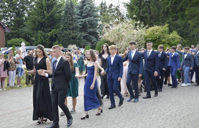 15 czerwca odbył się bal ósmoklasisty. Wieczorek pożegnalny przygotowali rodzice. Zaproszona została dyrekcja szkoły oraz nauczyciele i wychowawcy, którzy pełnili tę rolę w klasach I-III i IV-VIII. Nasi ósmoklasiści prezentowali się bardzo wytwornie i elegancko, w strojach wybranych specjalnie na ten wieczór. Uroczystego otwarcia w obecności wszystkich zebranych dokonał dyrektor szkoły Pani Agnieszka Cieklińska. Uczniowie przygotowali też bardzo wzruszające podziękowania dla swoich rodziców, nauczycieli, wychowawców i pracowników szkoły. Byliśmy też świadkami przepięknego poloneza w wykonaniu tegorocznych absolwentów przygotowanych przez Pana Marka Białogrzywego. Oprawę muzyczną podczas imprezy zapewniał profesjonalny DJ Dyzio, więc każdy mógł się bawić w rytmach największych i najbardziej popularnych przebojów. Nie zabrakło także sesji fotograficznej. Wszyscy bawili się wybornie. Z pewnością uroczystość ta pozostanie dla wszystkich miłym wspomnieniem.