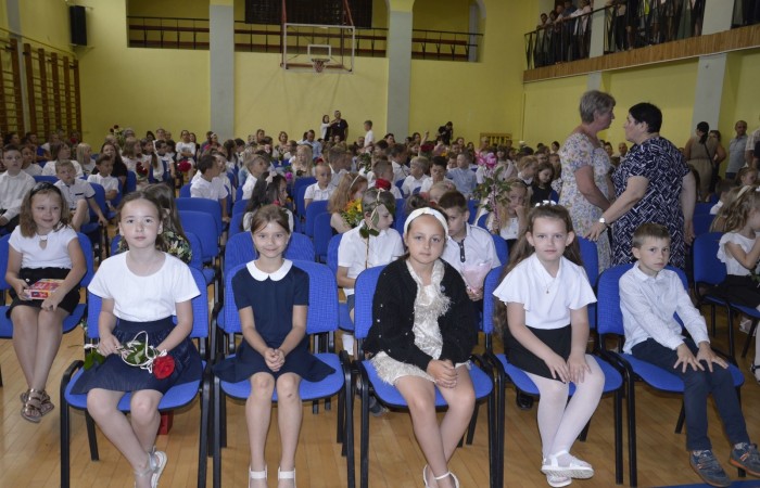 23 czerwca w naszej szkole odbyło się utrzymane w uroczystym tonie zakończenie roku szkolnego 2022/23. W tym dniu odbyły się dwie uroczystości: pożegnanie klas I-III o godz. 9.00 oraz pożegnanie klas IV-VII o godz. 11.00.  Obie uroczystości rozpoczęły się wprowadzeniem sztandaru, po którym nastąpiło wręczenie nagród uczniom z najlepszymi wynikami w nauce przez wychowawców klas i panią Agnieszkę Cieklińską - Dyrektor szkoły. Następnie p. Dyrektor podsumowała rok szkolny oraz podziękowała wychowawcom, nauczycielom, pracownikom szkoły, rodzicom i uczniom za aktywną pracę na rzecz środowiska szkolnego.

W tym dniu pożegnaliśmy również nauczycieli i pracowników niepedagogicznych, którzy opuszczali mury naszej szkoły:
- panią Anielę Chylińską,
- panią Ewę Kilian,
- panią Irenę Ulejczyk
- panią Halinę Zawieruchę.

Podziękowano także za zaangażowanie i wieloletnią pracę pani Edycie Garczyńskiej, pani Iwonie Matukiewicz i panu Ireneuszowi Naspińskiemu.

Na koniec uroczystości pani Dyrektor życzyła wszystkim obecnym, aby wakacje upłynęły przede wszystkim bezpiecznie, radośnie, dając możliwość zgromadzenia sił na kolejny rok szkolny. 
Po akademiach uczniowie wraz z rodzicami udali się do klas na krótkie spotkania z wychowawcami.