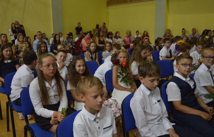 23 czerwca w naszej szkole odbyło się utrzymane w uroczystym tonie zakończenie roku szkolnego 2022/23. W tym dniu odbyły się dwie uroczystości: pożegnanie klas I-III o godz. 9.00 oraz pożegnanie klas IV-VII o godz. 11.00.  Obie uroczystości rozpoczęły się wprowadzeniem sztandaru, po którym nastąpiło wręczenie nagród uczniom z najlepszymi wynikami w nauce przez wychowawców klas i panią Agnieszkę Cieklińską - Dyrektor szkoły. Następnie p. Dyrektor podsumowała rok szkolny oraz podziękowała wychowawcom, nauczycielom, pracownikom szkoły, rodzicom i uczniom za aktywną pracę na rzecz środowiska szkolnego.

W tym dniu pożegnaliśmy również nauczycieli i pracowników niepedagogicznych, którzy opuszczali mury naszej szkoły:
- panią Anielę Chylińską,
- panią Ewę Kilian,
- panią Irenę Ulejczyk
- panią Halinę Zawieruchę.

Podziękowano także za zaangażowanie i wieloletnią pracę pani Edycie Garczyńskiej, pani Iwonie Matukiewicz i panu Ireneuszowi Naspińskiemu.

Na koniec uroczystości pani Dyrektor życzyła wszystkim obecnym, aby wakacje upłynęły przede wszystkim bezpiecznie, radośnie, dając możliwość zgromadzenia sił na kolejny rok szkolny. 
Po akademiach uczniowie wraz z rodzicami udali się do klas na krótkie spotkania z wychowawcami.