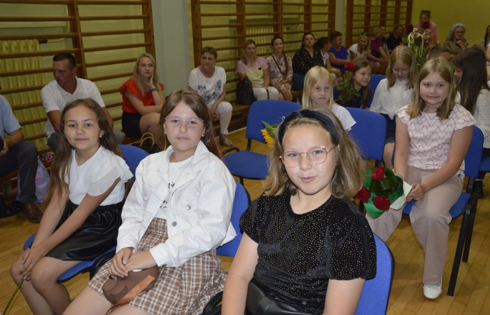 23 czerwca w naszej szkole odbyło się utrzymane w uroczystym tonie zakończenie roku szkolnego 2022/23. W tym dniu odbyły się dwie uroczystości: pożegnanie klas I-III o godz. 9.00 oraz pożegnanie klas IV-VII o godz. 11.00.  Obie uroczystości rozpoczęły się wprowadzeniem sztandaru, po którym nastąpiło wręczenie nagród uczniom z najlepszymi wynikami w nauce przez wychowawców klas i panią Agnieszkę Cieklińską - Dyrektor szkoły. Następnie p. Dyrektor podsumowała rok szkolny oraz podziękowała wychowawcom, nauczycielom, pracownikom szkoły, rodzicom i uczniom za aktywną pracę na rzecz środowiska szkolnego.

W tym dniu pożegnaliśmy również nauczycieli i pracowników niepedagogicznych, którzy opuszczali mury naszej szkoły:
- panią Anielę Chylińską,
- panią Ewę Kilian,
- panią Irenę Ulejczyk
- panią Halinę Zawieruchę.

Podziękowano także za zaangażowanie i wieloletnią pracę pani Edycie Garczyńskiej, pani Iwonie Matukiewicz i panu Ireneuszowi Naspińskiemu.

Na koniec uroczystości pani Dyrektor życzyła wszystkim obecnym, aby wakacje upłynęły przede wszystkim bezpiecznie, radośnie, dając możliwość zgromadzenia sił na kolejny rok szkolny. 
Po akademiach uczniowie wraz z rodzicami udali się do klas na krótkie spotkania z wychowawcami.