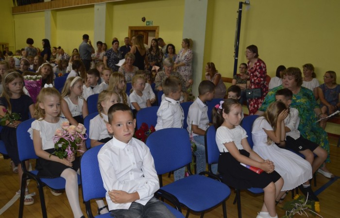 23 czerwca w naszej szkole odbyło się utrzymane w uroczystym tonie zakończenie roku szkolnego 2022/23. W tym dniu odbyły się dwie uroczystości: pożegnanie klas I-III o godz. 9.00 oraz pożegnanie klas IV-VII o godz. 11.00.  Obie uroczystości rozpoczęły się wprowadzeniem sztandaru, po którym nastąpiło wręczenie nagród uczniom z najlepszymi wynikami w nauce przez wychowawców klas i panią Agnieszkę Cieklińską - Dyrektor szkoły. Następnie p. Dyrektor podsumowała rok szkolny oraz podziękowała wychowawcom, nauczycielom, pracownikom szkoły, rodzicom i uczniom za aktywną pracę na rzecz środowiska szkolnego.

W tym dniu pożegnaliśmy również nauczycieli i pracowników niepedagogicznych, którzy opuszczali mury naszej szkoły:
- panią Anielę Chylińską,
- panią Ewę Kilian,
- panią Irenę Ulejczyk
- panią Halinę Zawieruchę.

Podziękowano także za zaangażowanie i wieloletnią pracę pani Edycie Garczyńskiej, pani Iwonie Matukiewicz i panu Ireneuszowi Naspińskiemu.

Na koniec uroczystości pani Dyrektor życzyła wszystkim obecnym, aby wakacje upłynęły przede wszystkim bezpiecznie, radośnie, dając możliwość zgromadzenia sił na kolejny rok szkolny. 
Po akademiach uczniowie wraz z rodzicami udali się do klas na krótkie spotkania z wychowawcami.