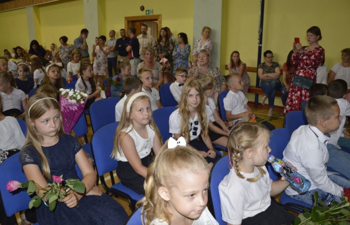 23 czerwca w naszej szkole odbyło się utrzymane w uroczystym tonie zakończenie roku szkolnego 2022/23. W tym dniu odbyły się dwie uroczystości: pożegnanie klas I-III o godz. 9.00 oraz pożegnanie klas IV-VII o godz. 11.00.  Obie uroczystości rozpoczęły się wprowadzeniem sztandaru, po którym nastąpiło wręczenie nagród uczniom z najlepszymi wynikami w nauce przez wychowawców klas i panią Agnieszkę Cieklińską - Dyrektor szkoły. Następnie p. Dyrektor podsumowała rok szkolny oraz podziękowała wychowawcom, nauczycielom, pracownikom szkoły, rodzicom i uczniom za aktywną pracę na rzecz środowiska szkolnego.

W tym dniu pożegnaliśmy również nauczycieli i pracowników niepedagogicznych, którzy opuszczali mury naszej szkoły:
- panią Anielę Chylińską,
- panią Ewę Kilian,
- panią Irenę Ulejczyk
- panią Halinę Zawieruchę.

Podziękowano także za zaangażowanie i wieloletnią pracę pani Edycie Garczyńskiej, pani Iwonie Matukiewicz i panu Ireneuszowi Naspińskiemu.

Na koniec uroczystości pani Dyrektor życzyła wszystkim obecnym, aby wakacje upłynęły przede wszystkim bezpiecznie, radośnie, dając możliwość zgromadzenia sił na kolejny rok szkolny. 
Po akademiach uczniowie wraz z rodzicami udali się do klas na krótkie spotkania z wychowawcami.