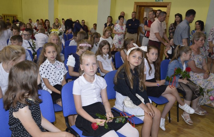 23 czerwca w naszej szkole odbyło się utrzymane w uroczystym tonie zakończenie roku szkolnego 2022/23. W tym dniu odbyły się dwie uroczystości: pożegnanie klas I-III o godz. 9.00 oraz pożegnanie klas IV-VII o godz. 11.00.  Obie uroczystości rozpoczęły się wprowadzeniem sztandaru, po którym nastąpiło wręczenie nagród uczniom z najlepszymi wynikami w nauce przez wychowawców klas i panią Agnieszkę Cieklińską - Dyrektor szkoły. Następnie p. Dyrektor podsumowała rok szkolny oraz podziękowała wychowawcom, nauczycielom, pracownikom szkoły, rodzicom i uczniom za aktywną pracę na rzecz środowiska szkolnego.

W tym dniu pożegnaliśmy również nauczycieli i pracowników niepedagogicznych, którzy opuszczali mury naszej szkoły:
- panią Anielę Chylińską,
- panią Ewę Kilian,
- panią Irenę Ulejczyk
- panią Halinę Zawieruchę.

Podziękowano także za zaangażowanie i wieloletnią pracę pani Edycie Garczyńskiej, pani Iwonie Matukiewicz i panu Ireneuszowi Naspińskiemu.

Na koniec uroczystości pani Dyrektor życzyła wszystkim obecnym, aby wakacje upłynęły przede wszystkim bezpiecznie, radośnie, dając możliwość zgromadzenia sił na kolejny rok szkolny. 
Po akademiach uczniowie wraz z rodzicami udali się do klas na krótkie spotkania z wychowawcami.