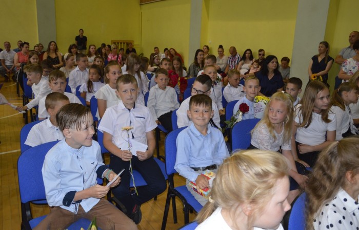 23 czerwca w naszej szkole odbyło się utrzymane w uroczystym tonie zakończenie roku szkolnego 2022/23. W tym dniu odbyły się dwie uroczystości: pożegnanie klas I-III o godz. 9.00 oraz pożegnanie klas IV-VII o godz. 11.00.  Obie uroczystości rozpoczęły się wprowadzeniem sztandaru, po którym nastąpiło wręczenie nagród uczniom z najlepszymi wynikami w nauce przez wychowawców klas i panią Agnieszkę Cieklińską - Dyrektor szkoły. Następnie p. Dyrektor podsumowała rok szkolny oraz podziękowała wychowawcom, nauczycielom, pracownikom szkoły, rodzicom i uczniom za aktywną pracę na rzecz środowiska szkolnego.

W tym dniu pożegnaliśmy również nauczycieli i pracowników niepedagogicznych, którzy opuszczali mury naszej szkoły:
- panią Anielę Chylińską,
- panią Ewę Kilian,
- panią Irenę Ulejczyk
- panią Halinę Zawieruchę.

Podziękowano także za zaangażowanie i wieloletnią pracę pani Edycie Garczyńskiej, pani Iwonie Matukiewicz i panu Ireneuszowi Naspińskiemu.

Na koniec uroczystości pani Dyrektor życzyła wszystkim obecnym, aby wakacje upłynęły przede wszystkim bezpiecznie, radośnie, dając możliwość zgromadzenia sił na kolejny rok szkolny. 
Po akademiach uczniowie wraz z rodzicami udali się do klas na krótkie spotkania z wychowawcami.