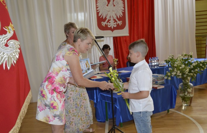 23 czerwca w naszej szkole odbyło się utrzymane w uroczystym tonie zakończenie roku szkolnego 2022/23. W tym dniu odbyły się dwie uroczystości: pożegnanie klas I-III o godz. 9.00 oraz pożegnanie klas IV-VII o godz. 11.00.  Obie uroczystości rozpoczęły się wprowadzeniem sztandaru, po którym nastąpiło wręczenie nagród uczniom z najlepszymi wynikami w nauce przez wychowawców klas i panią Agnieszkę Cieklińską - Dyrektor szkoły. Następnie p. Dyrektor podsumowała rok szkolny oraz podziękowała wychowawcom, nauczycielom, pracownikom szkoły, rodzicom i uczniom za aktywną pracę na rzecz środowiska szkolnego.

W tym dniu pożegnaliśmy również nauczycieli i pracowników niepedagogicznych, którzy opuszczali mury naszej szkoły:
- panią Anielę Chylińską,
- panią Ewę Kilian,
- panią Irenę Ulejczyk
- panią Halinę Zawieruchę.

Podziękowano także za zaangażowanie i wieloletnią pracę pani Edycie Garczyńskiej, pani Iwonie Matukiewicz i panu Ireneuszowi Naspińskiemu.

Na koniec uroczystości pani Dyrektor życzyła wszystkim obecnym, aby wakacje upłynęły przede wszystkim bezpiecznie, radośnie, dając możliwość zgromadzenia sił na kolejny rok szkolny. 
Po akademiach uczniowie wraz z rodzicami udali się do klas na krótkie spotkania z wychowawcami.