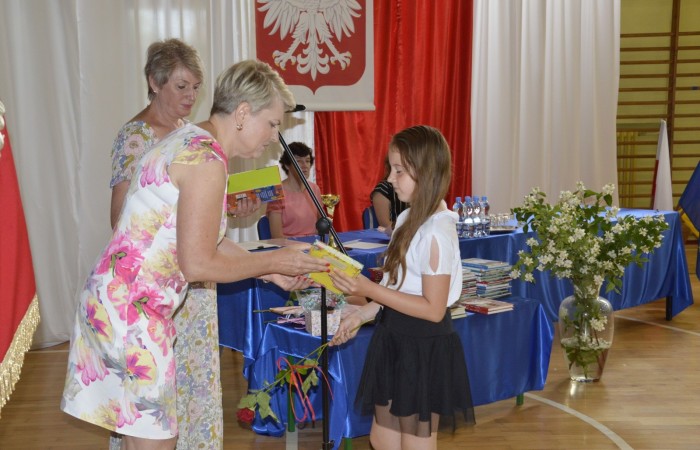 23 czerwca w naszej szkole odbyło się utrzymane w uroczystym tonie zakończenie roku szkolnego 2022/23. W tym dniu odbyły się dwie uroczystości: pożegnanie klas I-III o godz. 9.00 oraz pożegnanie klas IV-VII o godz. 11.00.  Obie uroczystości rozpoczęły się wprowadzeniem sztandaru, po którym nastąpiło wręczenie nagród uczniom z najlepszymi wynikami w nauce przez wychowawców klas i panią Agnieszkę Cieklińską - Dyrektor szkoły. Następnie p. Dyrektor podsumowała rok szkolny oraz podziękowała wychowawcom, nauczycielom, pracownikom szkoły, rodzicom i uczniom za aktywną pracę na rzecz środowiska szkolnego.

W tym dniu pożegnaliśmy również nauczycieli i pracowników niepedagogicznych, którzy opuszczali mury naszej szkoły:
- panią Anielę Chylińską,
- panią Ewę Kilian,
- panią Irenę Ulejczyk
- panią Halinę Zawieruchę.

Podziękowano także za zaangażowanie i wieloletnią pracę pani Edycie Garczyńskiej, pani Iwonie Matukiewicz i panu Ireneuszowi Naspińskiemu.

Na koniec uroczystości pani Dyrektor życzyła wszystkim obecnym, aby wakacje upłynęły przede wszystkim bezpiecznie, radośnie, dając możliwość zgromadzenia sił na kolejny rok szkolny. 
Po akademiach uczniowie wraz z rodzicami udali się do klas na krótkie spotkania z wychowawcami.