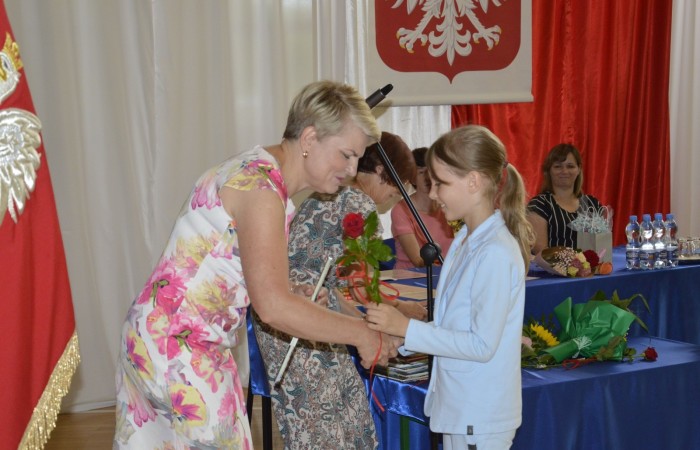 23 czerwca w naszej szkole odbyło się utrzymane w uroczystym tonie zakończenie roku szkolnego 2022/23. W tym dniu odbyły się dwie uroczystości: pożegnanie klas I-III o godz. 9.00 oraz pożegnanie klas IV-VII o godz. 11.00.  Obie uroczystości rozpoczęły się wprowadzeniem sztandaru, po którym nastąpiło wręczenie nagród uczniom z najlepszymi wynikami w nauce przez wychowawców klas i panią Agnieszkę Cieklińską - Dyrektor szkoły. Następnie p. Dyrektor podsumowała rok szkolny oraz podziękowała wychowawcom, nauczycielom, pracownikom szkoły, rodzicom i uczniom za aktywną pracę na rzecz środowiska szkolnego.

W tym dniu pożegnaliśmy również nauczycieli i pracowników niepedagogicznych, którzy opuszczali mury naszej szkoły:
- panią Anielę Chylińską,
- panią Ewę Kilian,
- panią Irenę Ulejczyk
- panią Halinę Zawieruchę.

Podziękowano także za zaangażowanie i wieloletnią pracę pani Edycie Garczyńskiej, pani Iwonie Matukiewicz i panu Ireneuszowi Naspińskiemu.

Na koniec uroczystości pani Dyrektor życzyła wszystkim obecnym, aby wakacje upłynęły przede wszystkim bezpiecznie, radośnie, dając możliwość zgromadzenia sił na kolejny rok szkolny. 
Po akademiach uczniowie wraz z rodzicami udali się do klas na krótkie spotkania z wychowawcami.