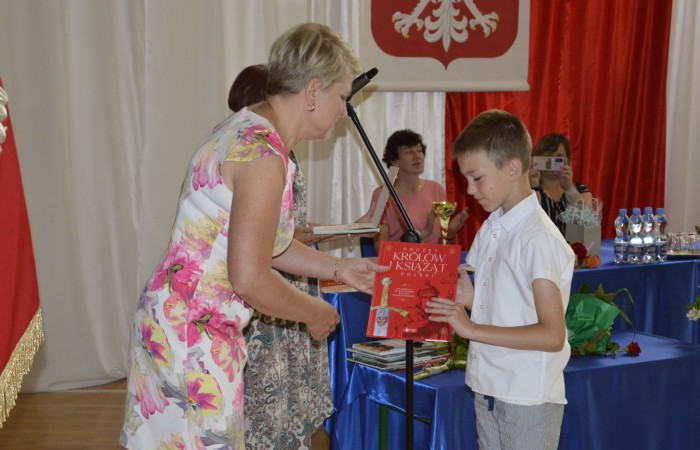 23 czerwca w naszej szkole odbyło się utrzymane w uroczystym tonie zakończenie roku szkolnego 2022/23. W tym dniu odbyły się dwie uroczystości: pożegnanie klas I-III o godz. 9.00 oraz pożegnanie klas IV-VII o godz. 11.00.  Obie uroczystości rozpoczęły się wprowadzeniem sztandaru, po którym nastąpiło wręczenie nagród uczniom z najlepszymi wynikami w nauce przez wychowawców klas i panią Agnieszkę Cieklińską - Dyrektor szkoły. Następnie p. Dyrektor podsumowała rok szkolny oraz podziękowała wychowawcom, nauczycielom, pracownikom szkoły, rodzicom i uczniom za aktywną pracę na rzecz środowiska szkolnego.

W tym dniu pożegnaliśmy również nauczycieli i pracowników niepedagogicznych, którzy opuszczali mury naszej szkoły:
- panią Anielę Chylińską,
- panią Ewę Kilian,
- panią Irenę Ulejczyk
- panią Halinę Zawieruchę.

Podziękowano także za zaangażowanie i wieloletnią pracę pani Edycie Garczyńskiej, pani Iwonie Matukiewicz i panu Ireneuszowi Naspińskiemu.

Na koniec uroczystości pani Dyrektor życzyła wszystkim obecnym, aby wakacje upłynęły przede wszystkim bezpiecznie, radośnie, dając możliwość zgromadzenia sił na kolejny rok szkolny. 
Po akademiach uczniowie wraz z rodzicami udali się do klas na krótkie spotkania z wychowawcami.