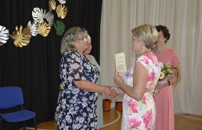 23 czerwca w naszej szkole odbyło się utrzymane w uroczystym tonie zakończenie roku szkolnego 2022/23. W tym dniu odbyły się dwie uroczystości: pożegnanie klas I-III o godz. 9.00 oraz pożegnanie klas IV-VII o godz. 11.00.  Obie uroczystości rozpoczęły się wprowadzeniem sztandaru, po którym nastąpiło wręczenie nagród uczniom z najlepszymi wynikami w nauce przez wychowawców klas i panią Agnieszkę Cieklińską - Dyrektor szkoły. Następnie p. Dyrektor podsumowała rok szkolny oraz podziękowała wychowawcom, nauczycielom, pracownikom szkoły, rodzicom i uczniom za aktywną pracę na rzecz środowiska szkolnego.

W tym dniu pożegnaliśmy również nauczycieli i pracowników niepedagogicznych, którzy opuszczali mury naszej szkoły:
- panią Anielę Chylińską,
- panią Ewę Kilian,
- panią Irenę Ulejczyk
- panią Halinę Zawieruchę.

Podziękowano także za zaangażowanie i wieloletnią pracę pani Edycie Garczyńskiej, pani Iwonie Matukiewicz i panu Ireneuszowi Naspińskiemu.

Na koniec uroczystości pani Dyrektor życzyła wszystkim obecnym, aby wakacje upłynęły przede wszystkim bezpiecznie, radośnie, dając możliwość zgromadzenia sił na kolejny rok szkolny. 
Po akademiach uczniowie wraz z rodzicami udali się do klas na krótkie spotkania z wychowawcami.