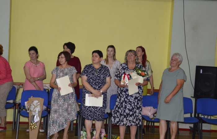 23 czerwca w naszej szkole odbyło się utrzymane w uroczystym tonie zakończenie roku szkolnego 2022/23. W tym dniu odbyły się dwie uroczystości: pożegnanie klas I-III o godz. 9.00 oraz pożegnanie klas IV-VII o godz. 11.00.  Obie uroczystości rozpoczęły się wprowadzeniem sztandaru, po którym nastąpiło wręczenie nagród uczniom z najlepszymi wynikami w nauce przez wychowawców klas i panią Agnieszkę Cieklińską - Dyrektor szkoły. Następnie p. Dyrektor podsumowała rok szkolny oraz podziękowała wychowawcom, nauczycielom, pracownikom szkoły, rodzicom i uczniom za aktywną pracę na rzecz środowiska szkolnego.

W tym dniu pożegnaliśmy również nauczycieli i pracowników niepedagogicznych, którzy opuszczali mury naszej szkoły:
- panią Anielę Chylińską,
- panią Ewę Kilian,
- panią Irenę Ulejczyk
- panią Halinę Zawieruchę.

Podziękowano także za zaangażowanie i wieloletnią pracę pani Edycie Garczyńskiej, pani Iwonie Matukiewicz i panu Ireneuszowi Naspińskiemu.

Na koniec uroczystości pani Dyrektor życzyła wszystkim obecnym, aby wakacje upłynęły przede wszystkim bezpiecznie, radośnie, dając możliwość zgromadzenia sił na kolejny rok szkolny. 
Po akademiach uczniowie wraz z rodzicami udali się do klas na krótkie spotkania z wychowawcami.