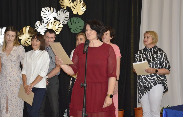 23 czerwca w naszej szkole odbyło się utrzymane w uroczystym tonie zakończenie roku szkolnego 2022/23. W tym dniu odbyły się dwie uroczystości: pożegnanie klas I-III o godz. 9.00 oraz pożegnanie klas IV-VII o godz. 11.00.  Obie uroczystości rozpoczęły się wprowadzeniem sztandaru, po którym nastąpiło wręczenie nagród uczniom z najlepszymi wynikami w nauce przez wychowawców klas i panią Agnieszkę Cieklińską - Dyrektor szkoły. Następnie p. Dyrektor podsumowała rok szkolny oraz podziękowała wychowawcom, nauczycielom, pracownikom szkoły, rodzicom i uczniom za aktywną pracę na rzecz środowiska szkolnego.

W tym dniu pożegnaliśmy również nauczycieli i pracowników niepedagogicznych, którzy opuszczali mury naszej szkoły:
- panią Anielę Chylińską,
- panią Ewę Kilian,
- panią Irenę Ulejczyk
- panią Halinę Zawieruchę.

Podziękowano także za zaangażowanie i wieloletnią pracę pani Edycie Garczyńskiej, pani Iwonie Matukiewicz i panu Ireneuszowi Naspińskiemu.

Na koniec uroczystości pani Dyrektor życzyła wszystkim obecnym, aby wakacje upłynęły przede wszystkim bezpiecznie, radośnie, dając możliwość zgromadzenia sił na kolejny rok szkolny. 
Po akademiach uczniowie wraz z rodzicami udali się do klas na krótkie spotkania z wychowawcami.