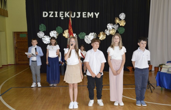 23 czerwca w naszej szkole odbyło się utrzymane w uroczystym tonie zakończenie roku szkolnego 2022/23. W tym dniu odbyły się dwie uroczystości: pożegnanie klas I-III o godz. 9.00 oraz pożegnanie klas IV-VII o godz. 11.00.  Obie uroczystości rozpoczęły się wprowadzeniem sztandaru, po którym nastąpiło wręczenie nagród uczniom z najlepszymi wynikami w nauce przez wychowawców klas i panią Agnieszkę Cieklińską - Dyrektor szkoły. Następnie p. Dyrektor podsumowała rok szkolny oraz podziękowała wychowawcom, nauczycielom, pracownikom szkoły, rodzicom i uczniom za aktywną pracę na rzecz środowiska szkolnego.

W tym dniu pożegnaliśmy również nauczycieli i pracowników niepedagogicznych, którzy opuszczali mury naszej szkoły:
- panią Anielę Chylińską,
- panią Ewę Kilian,
- panią Irenę Ulejczyk
- panią Halinę Zawieruchę.

Podziękowano także za zaangażowanie i wieloletnią pracę pani Edycie Garczyńskiej, pani Iwonie Matukiewicz i panu Ireneuszowi Naspińskiemu.

Na koniec uroczystości pani Dyrektor życzyła wszystkim obecnym, aby wakacje upłynęły przede wszystkim bezpiecznie, radośnie, dając możliwość zgromadzenia sił na kolejny rok szkolny. 
Po akademiach uczniowie wraz z rodzicami udali się do klas na krótkie spotkania z wychowawcami.