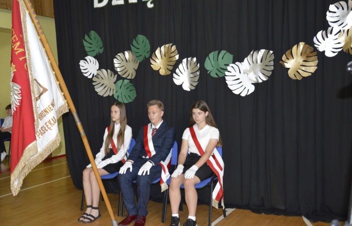 23 czerwca w naszej szkole odbyło się utrzymane w uroczystym tonie zakończenie roku szkolnego 2022/23. W tym dniu odbyły się dwie uroczystości: pożegnanie klas I-III o godz. 9.00 oraz pożegnanie klas IV-VII o godz. 11.00.  Obie uroczystości rozpoczęły się wprowadzeniem sztandaru, po którym nastąpiło wręczenie nagród uczniom z najlepszymi wynikami w nauce przez wychowawców klas i panią Agnieszkę Cieklińską - Dyrektor szkoły. Następnie p. Dyrektor podsumowała rok szkolny oraz podziękowała wychowawcom, nauczycielom, pracownikom szkoły, rodzicom i uczniom za aktywną pracę na rzecz środowiska szkolnego.

W tym dniu pożegnaliśmy również nauczycieli i pracowników niepedagogicznych, którzy opuszczali mury naszej szkoły:
- panią Anielę Chylińską,
- panią Ewę Kilian,
- panią Irenę Ulejczyk
- panią Halinę Zawieruchę.

Podziękowano także za zaangażowanie i wieloletnią pracę pani Edycie Garczyńskiej, pani Iwonie Matukiewicz i panu Ireneuszowi Naspińskiemu.

Na koniec uroczystości pani Dyrektor życzyła wszystkim obecnym, aby wakacje upłynęły przede wszystkim bezpiecznie, radośnie, dając możliwość zgromadzenia sił na kolejny rok szkolny. 
Po akademiach uczniowie wraz z rodzicami udali się do klas na krótkie spotkania z wychowawcami.