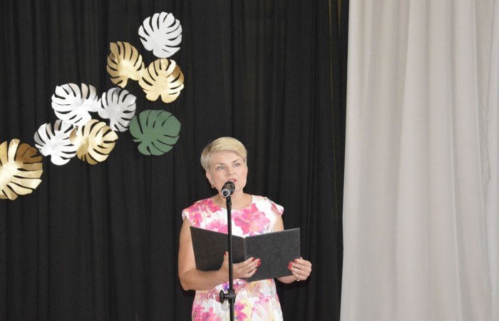 23 czerwca w naszej szkole odbyło się utrzymane w uroczystym tonie zakończenie roku szkolnego 2022/23. W tym dniu odbyły się dwie uroczystości: pożegnanie klas I-III o godz. 9.00 oraz pożegnanie klas IV-VII o godz. 11.00.  Obie uroczystości rozpoczęły się wprowadzeniem sztandaru, po którym nastąpiło wręczenie nagród uczniom z najlepszymi wynikami w nauce przez wychowawców klas i panią Agnieszkę Cieklińską - Dyrektor szkoły. Następnie p. Dyrektor podsumowała rok szkolny oraz podziękowała wychowawcom, nauczycielom, pracownikom szkoły, rodzicom i uczniom za aktywną pracę na rzecz środowiska szkolnego.

W tym dniu pożegnaliśmy również nauczycieli i pracowników niepedagogicznych, którzy opuszczali mury naszej szkoły:
- panią Anielę Chylińską,
- panią Ewę Kilian,
- panią Irenę Ulejczyk
- panią Halinę Zawieruchę.

Podziękowano także za zaangażowanie i wieloletnią pracę pani Edycie Garczyńskiej, pani Iwonie Matukiewicz i panu Ireneuszowi Naspińskiemu.

Na koniec uroczystości pani Dyrektor życzyła wszystkim obecnym, aby wakacje upłynęły przede wszystkim bezpiecznie, radośnie, dając możliwość zgromadzenia sił na kolejny rok szkolny. 
Po akademiach uczniowie wraz z rodzicami udali się do klas na krótkie spotkania z wychowawcami.