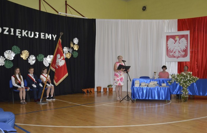 23 czerwca w naszej szkole odbyło się utrzymane w uroczystym tonie zakończenie roku szkolnego 2022/23. W tym dniu odbyły się dwie uroczystości: pożegnanie klas I-III o godz. 9.00 oraz pożegnanie klas IV-VII o godz. 11.00.  Obie uroczystości rozpoczęły się wprowadzeniem sztandaru, po którym nastąpiło wręczenie nagród uczniom z najlepszymi wynikami w nauce przez wychowawców klas i panią Agnieszkę Cieklińską - Dyrektor szkoły. Następnie p. Dyrektor podsumowała rok szkolny oraz podziękowała wychowawcom, nauczycielom, pracownikom szkoły, rodzicom i uczniom za aktywną pracę na rzecz środowiska szkolnego.

W tym dniu pożegnaliśmy również nauczycieli i pracowników niepedagogicznych, którzy opuszczali mury naszej szkoły:
- panią Anielę Chylińską,
- panią Ewę Kilian,
- panią Irenę Ulejczyk
- panią Halinę Zawieruchę.

Podziękowano także za zaangażowanie i wieloletnią pracę pani Edycie Garczyńskiej, pani Iwonie Matukiewicz i panu Ireneuszowi Naspińskiemu.

Na koniec uroczystości pani Dyrektor życzyła wszystkim obecnym, aby wakacje upłynęły przede wszystkim bezpiecznie, radośnie, dając możliwość zgromadzenia sił na kolejny rok szkolny. 
Po akademiach uczniowie wraz z rodzicami udali się do klas na krótkie spotkania z wychowawcami.