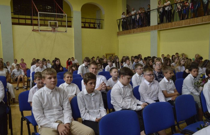 23 czerwca w naszej szkole odbyło się utrzymane w uroczystym tonie zakończenie roku szkolnego 2022/23. W tym dniu odbyły się dwie uroczystości: pożegnanie klas I-III o godz. 9.00 oraz pożegnanie klas IV-VII o godz. 11.00.  Obie uroczystości rozpoczęły się wprowadzeniem sztandaru, po którym nastąpiło wręczenie nagród uczniom z najlepszymi wynikami w nauce przez wychowawców klas i panią Agnieszkę Cieklińską - Dyrektor szkoły. Następnie p. Dyrektor podsumowała rok szkolny oraz podziękowała wychowawcom, nauczycielom, pracownikom szkoły, rodzicom i uczniom za aktywną pracę na rzecz środowiska szkolnego.

W tym dniu pożegnaliśmy również nauczycieli i pracowników niepedagogicznych, którzy opuszczali mury naszej szkoły:
- panią Anielę Chylińską,
- panią Ewę Kilian,
- panią Irenę Ulejczyk
- panią Halinę Zawieruchę.

Podziękowano także za zaangażowanie i wieloletnią pracę pani Edycie Garczyńskiej, pani Iwonie Matukiewicz i panu Ireneuszowi Naspińskiemu.

Na koniec uroczystości pani Dyrektor życzyła wszystkim obecnym, aby wakacje upłynęły przede wszystkim bezpiecznie, radośnie, dając możliwość zgromadzenia sił na kolejny rok szkolny. 
Po akademiach uczniowie wraz z rodzicami udali się do klas na krótkie spotkania z wychowawcami.