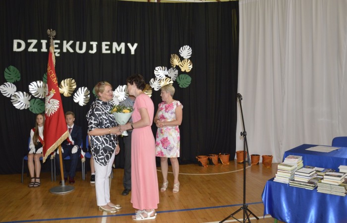23 czerwca w naszej szkole odbyło się utrzymane w uroczystym tonie zakończenie roku szkolnego 2022/23. W tym dniu odbyły się dwie uroczystości: pożegnanie klas I-III o godz. 9.00 oraz pożegnanie klas IV-VII o godz. 11.00.  Obie uroczystości rozpoczęły się wprowadzeniem sztandaru, po którym nastąpiło wręczenie nagród uczniom z najlepszymi wynikami w nauce przez wychowawców klas i panią Agnieszkę Cieklińską - Dyrektor szkoły. Następnie p. Dyrektor podsumowała rok szkolny oraz podziękowała wychowawcom, nauczycielom, pracownikom szkoły, rodzicom i uczniom za aktywną pracę na rzecz środowiska szkolnego.

W tym dniu pożegnaliśmy również nauczycieli i pracowników niepedagogicznych, którzy opuszczali mury naszej szkoły:
- panią Anielę Chylińską,
- panią Ewę Kilian,
- panią Irenę Ulejczyk
- panią Halinę Zawieruchę.

Podziękowano także za zaangażowanie i wieloletnią pracę pani Edycie Garczyńskiej, pani Iwonie Matukiewicz i panu Ireneuszowi Naspińskiemu.

Na koniec uroczystości pani Dyrektor życzyła wszystkim obecnym, aby wakacje upłynęły przede wszystkim bezpiecznie, radośnie, dając możliwość zgromadzenia sił na kolejny rok szkolny. 
Po akademiach uczniowie wraz z rodzicami udali się do klas na krótkie spotkania z wychowawcami.