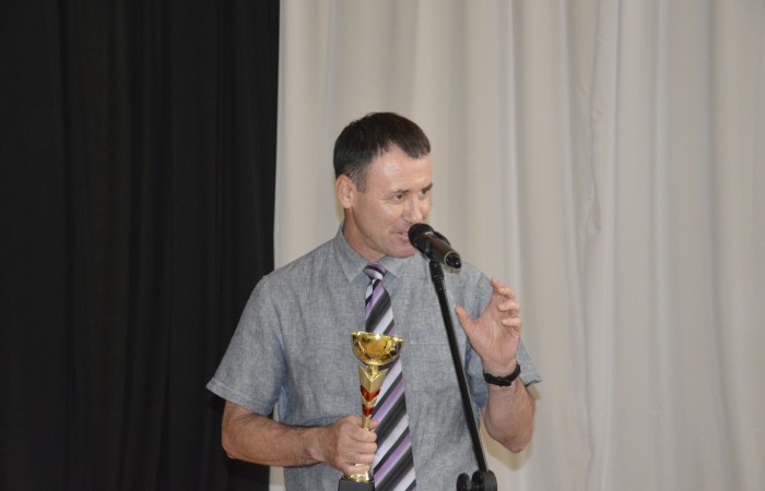 23 czerwca w naszej szkole odbyło się utrzymane w uroczystym tonie zakończenie roku szkolnego 2022/23. W tym dniu odbyły się dwie uroczystości: pożegnanie klas I-III o godz. 9.00 oraz pożegnanie klas IV-VII o godz. 11.00.  Obie uroczystości rozpoczęły się wprowadzeniem sztandaru, po którym nastąpiło wręczenie nagród uczniom z najlepszymi wynikami w nauce przez wychowawców klas i panią Agnieszkę Cieklińską - Dyrektor szkoły. Następnie p. Dyrektor podsumowała rok szkolny oraz podziękowała wychowawcom, nauczycielom, pracownikom szkoły, rodzicom i uczniom za aktywną pracę na rzecz środowiska szkolnego.

W tym dniu pożegnaliśmy również nauczycieli i pracowników niepedagogicznych, którzy opuszczali mury naszej szkoły:
- panią Anielę Chylińską,
- panią Ewę Kilian,
- panią Irenę Ulejczyk
- panią Halinę Zawieruchę.

Podziękowano także za zaangażowanie i wieloletnią pracę pani Edycie Garczyńskiej, pani Iwonie Matukiewicz i panu Ireneuszowi Naspińskiemu.

Na koniec uroczystości pani Dyrektor życzyła wszystkim obecnym, aby wakacje upłynęły przede wszystkim bezpiecznie, radośnie, dając możliwość zgromadzenia sił na kolejny rok szkolny. 
Po akademiach uczniowie wraz z rodzicami udali się do klas na krótkie spotkania z wychowawcami.